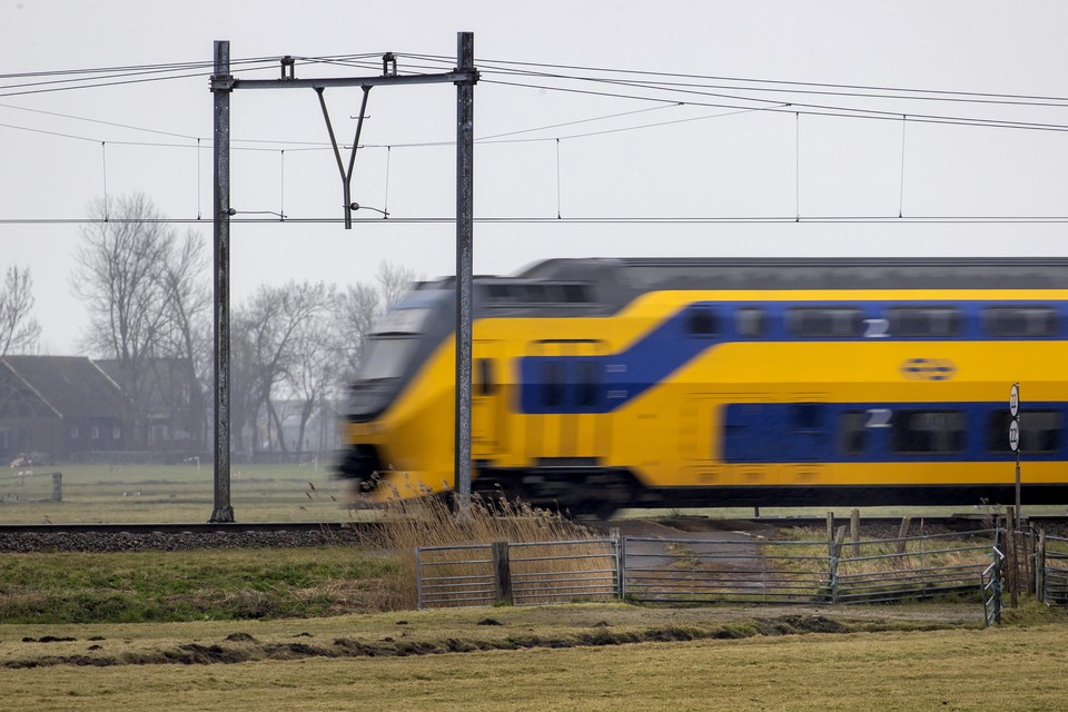 Een van de drie onbewaakte spoorwegovergangen op het perceel van veehouder Hans Koole in Oosthuizen.