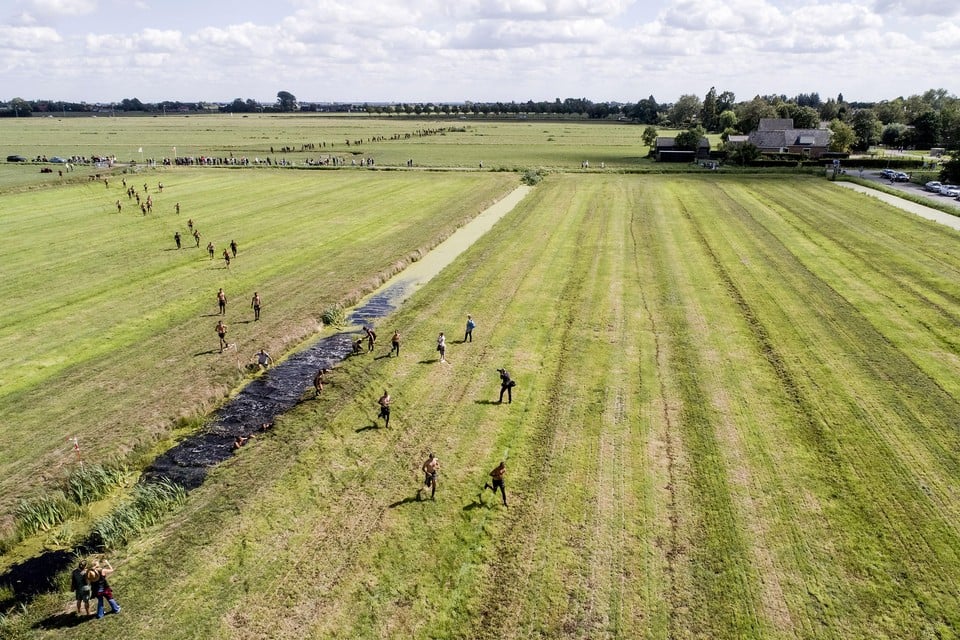 Een fraai overzicht van de Land over Zand-wedstrijd in Broek in Waterland.