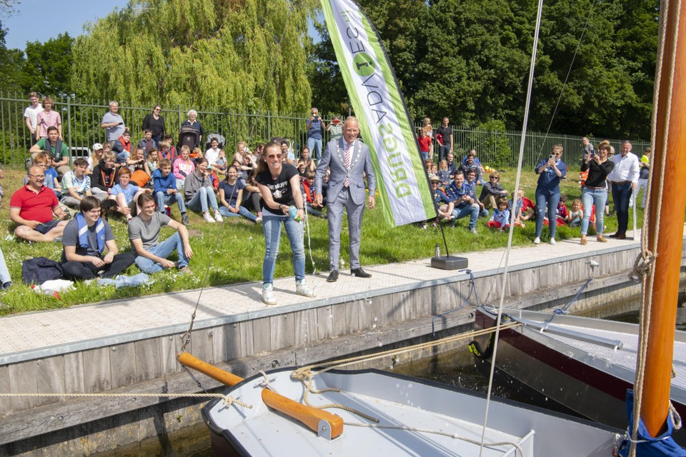 Floor Elderman (gemeenteraadslid in Gooise Meren) doopt twee nieuwe schepen van Scouting Olav Naarden. Burgemeester Han ter Heegde assisteert.