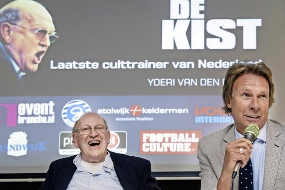 Simon Kistemaker en Hans Kraay junior tijdens de presentatie van de biografie ’De Kist’ in het stadion van De Graafschap.