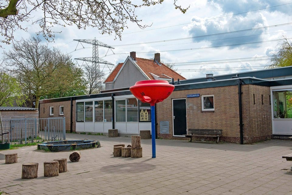 Hoogspanningskabels boven basisschool Wij-land in Westzaan.