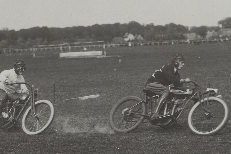 Actiefoto uit 1921 van één van de eerste grasbaanraces die werd verreden op het gemeentelijk sportpark van Alkmaar.