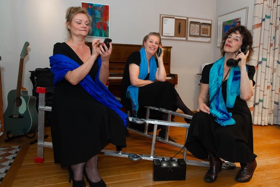 De Ladies in Blue tijdens een repetitie thuis.
