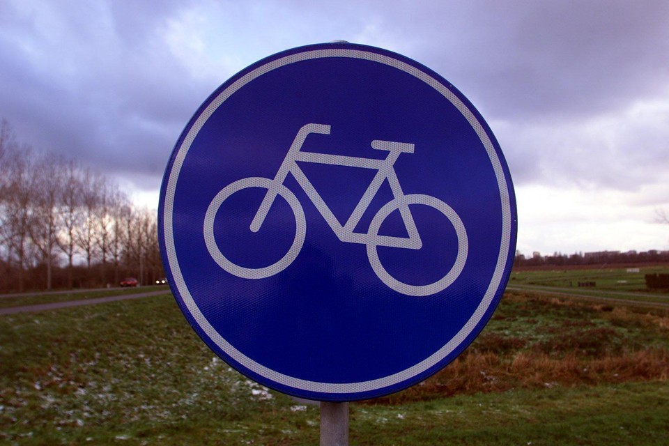 Op het fietspad zorgen stalen ’haren’ van borstels regelmatig voor lekke banden.