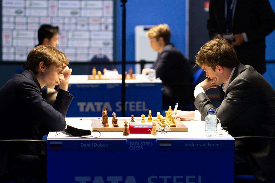 Daniil Dubov (l) en Jorden van Foreest tijdens speelronde negen van Tata Steel Chess.