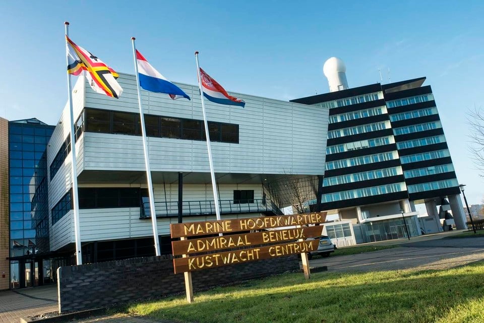 Het Kustwachtcentrum en het admiraliteitsgebouw van de marine staan naast elkaar in Den Helder.