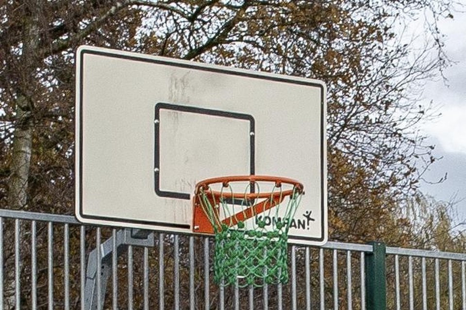 Eén van de baskets in het Wijkpark die zijn gestolen.