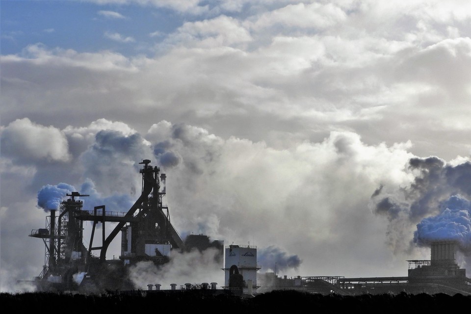 De hoogovens en de pelletfabriek (rechts) van Tata Steel zijn goed voor miljoenen tonnen CO2 per jaar.