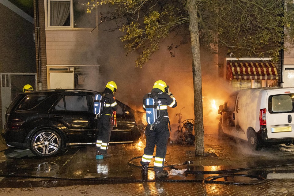 Twee auto’s en een scooter brandden uit op de Rozenprieelstraat.