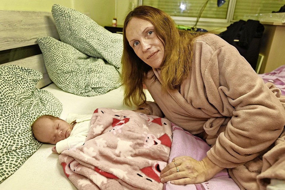 Baby Esecu werd in december als eerste baby van Oekraïense vluchtelingen in West-Friesland geboren in het Dijklander-ziekenhuis. Hier ligt ze met haar moeder in de opvangplek in Hoogkarspel.