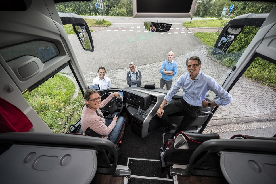 Achter het stuur Vivian en Hans Looij, voor de bus Nicolay Berensen, Tino Dikmans en Arlan Mulder.