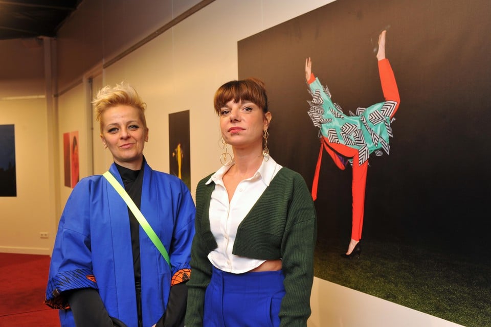 Iva Jankovic (l) en Petra Katanic voor een van de foto’s van de expositie.