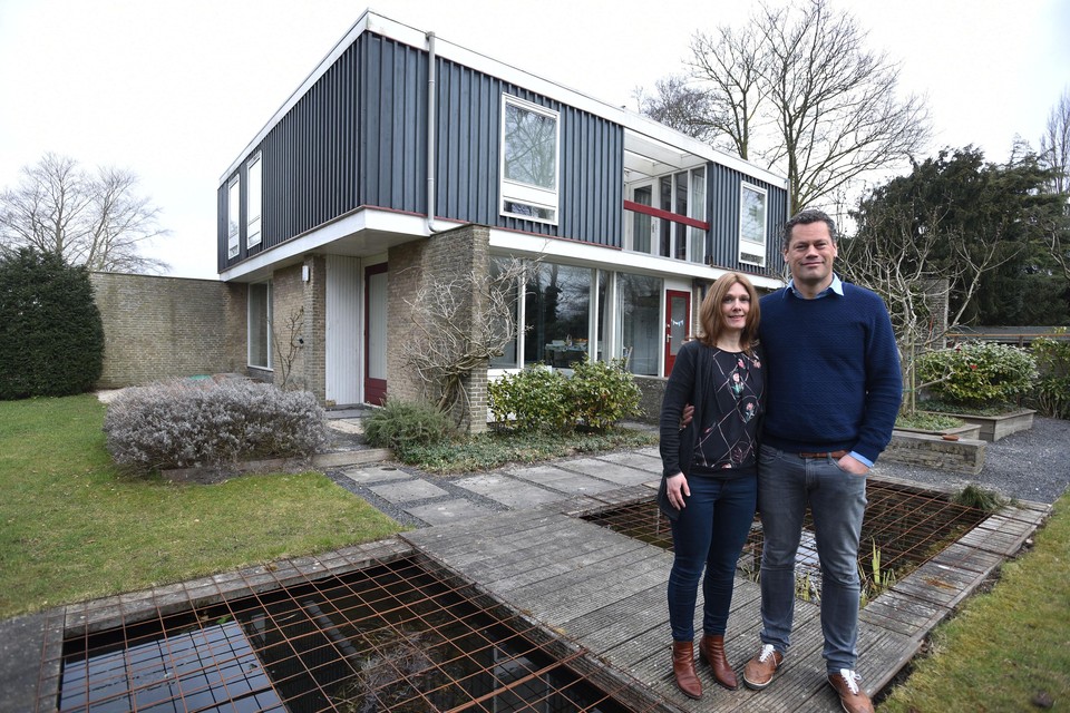 Marleen Klaassen en Niels Bakker in de achtertuin van hun inmiddels monumentale villa.