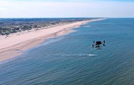 Strandredders gaan nu ook de lucht in. Ze gebruiken drones om te zoeken naar gevaarlijke mui-stromen en drenkelingen. Tien testvluchten in mei