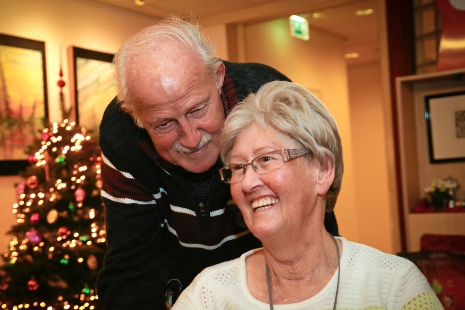Hennie en Nel Meijners bij de kerstboom in de huiskamer van de hospice, 

 
 
 
 
 dit voorjaar nog vijftig jaar getrouwd.