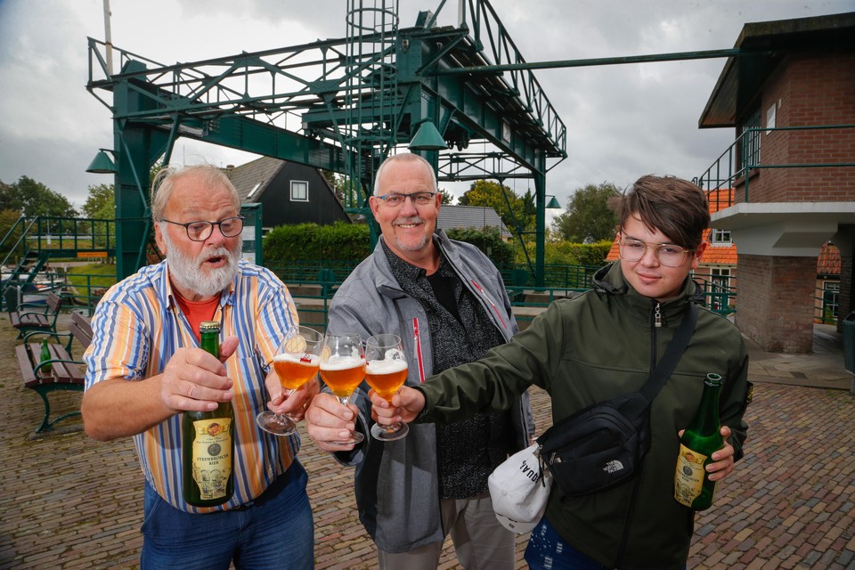 Jan van der Lee, Frank Pennekamp en Beau Pinelo proosten met het speciaal voor Open Monumentendag gebrouwen Stedebroecer Bier.