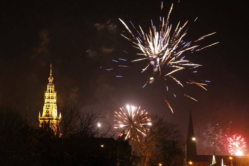Flitsend vuurwerk tussen de kerktorens: Schagen ging het nieuwe jaar op gepaste wijze in. Foto Marc Moussault