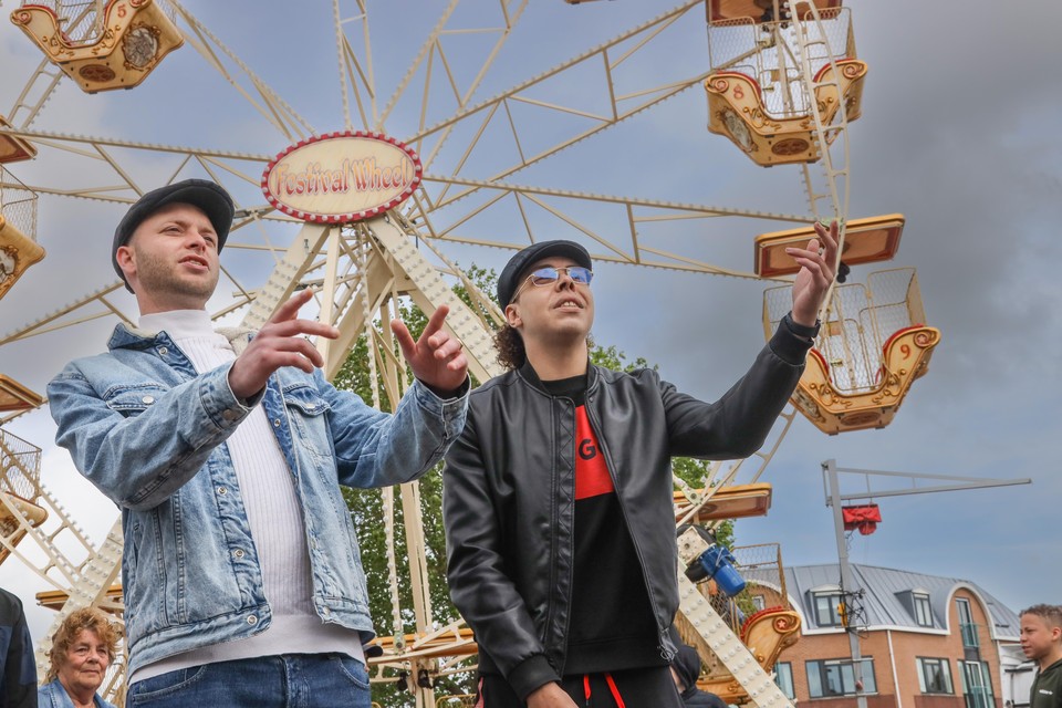 Levi en Dylan (r) tijdens de opnamen voor de videoclip bij het reuzenrad, vrijdag.