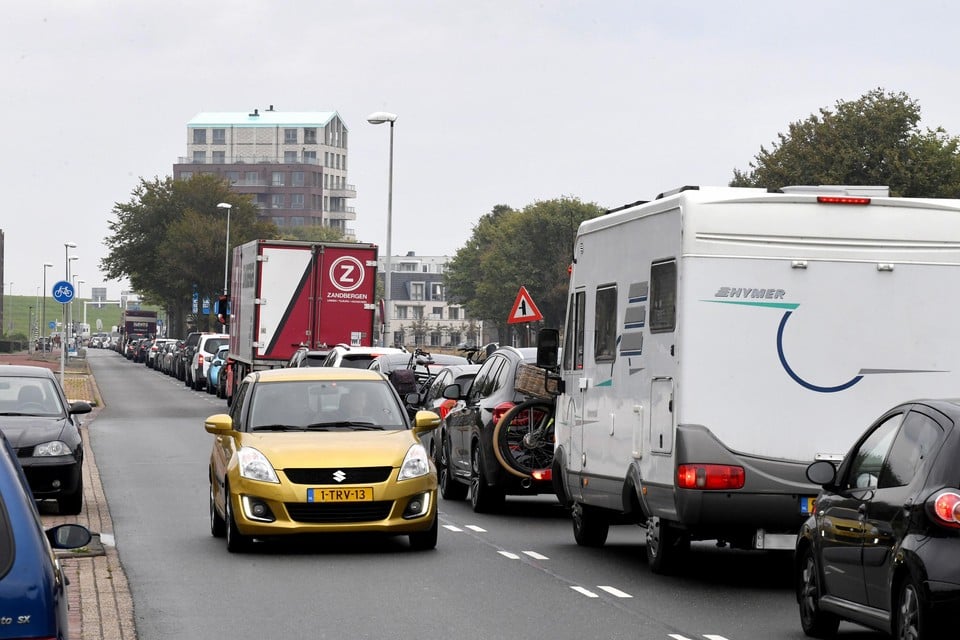 De Kanaalweg in Den Helder raakte verstopt met auto’s.