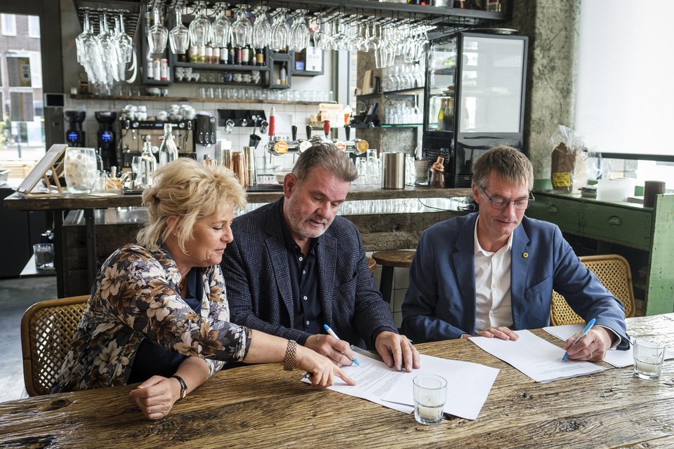 Hoogheemraad Klazien Hartog, wethouder Marcel ten Have van Drechterland (midden) en wethouder Win Bijman van Enkhuizen tekenen de overeenkomst voor de overdracht van het stedelijk water.
