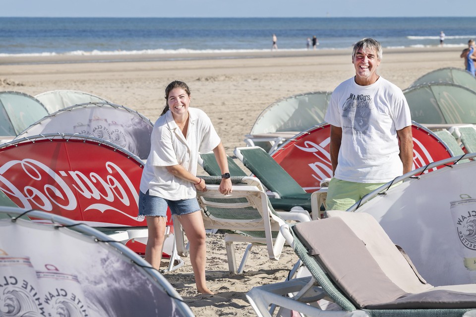 Mireille Sneekes en Pieter Keur zetten de strandbedjes bij Mango’s Beachbar klaar.
