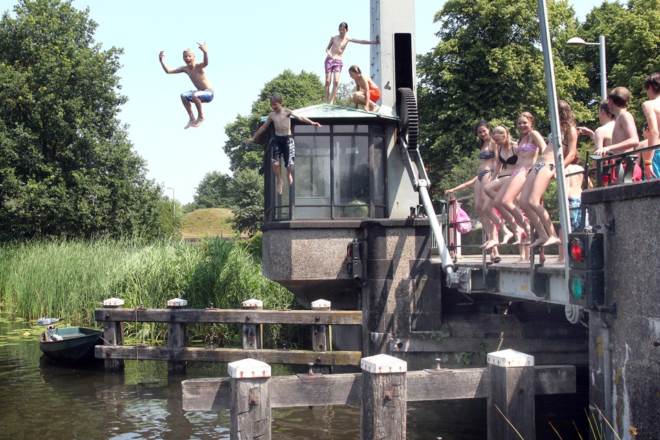 Voorlopig niet zwemmen of varen in de Vestinggracht en Naardertrekvaart, zoals hier op de archieffoto.