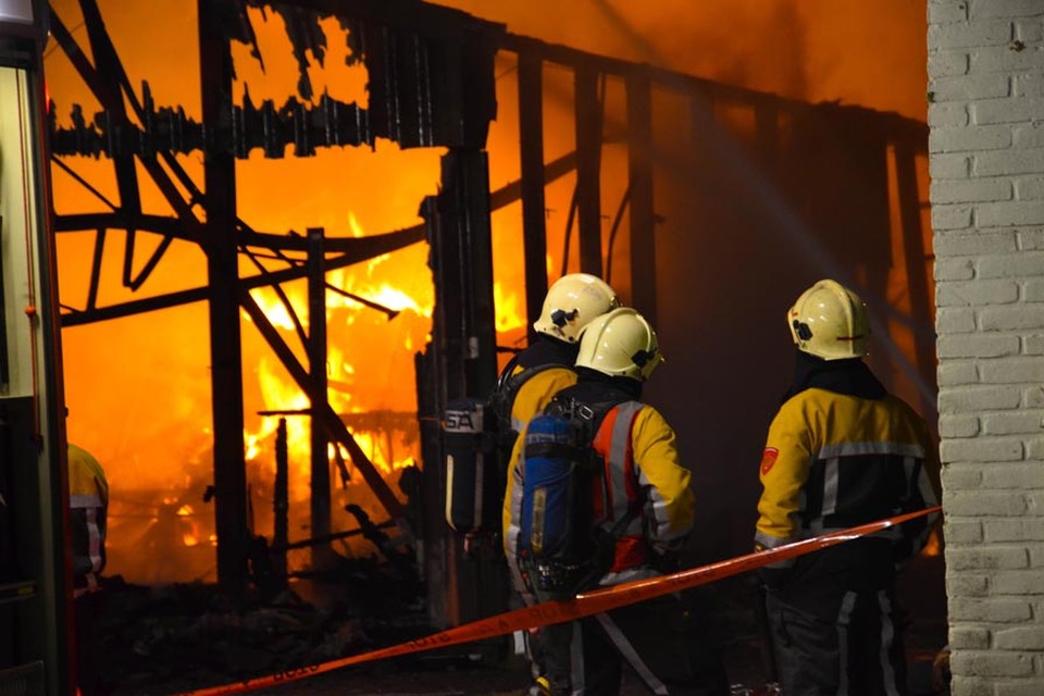 Grote brand verwoest schuur in Middenmeer. Foto DNP.nu/Ruben Klein Woolthuis