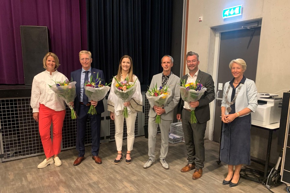 Het nieuwe college, met vanaf links de wethouder Angelique Bootsman, Kees Schilder, Marisa Kes, Dirk Dijkshoorn en Vincent Tuijp en burgemeester Lieke Sievers.