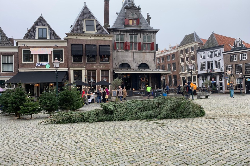 De nog liggende enorme kerstboom op de Roode Steen in Hoorn, waarvoor de hoogwerker op het plein was neergezet.