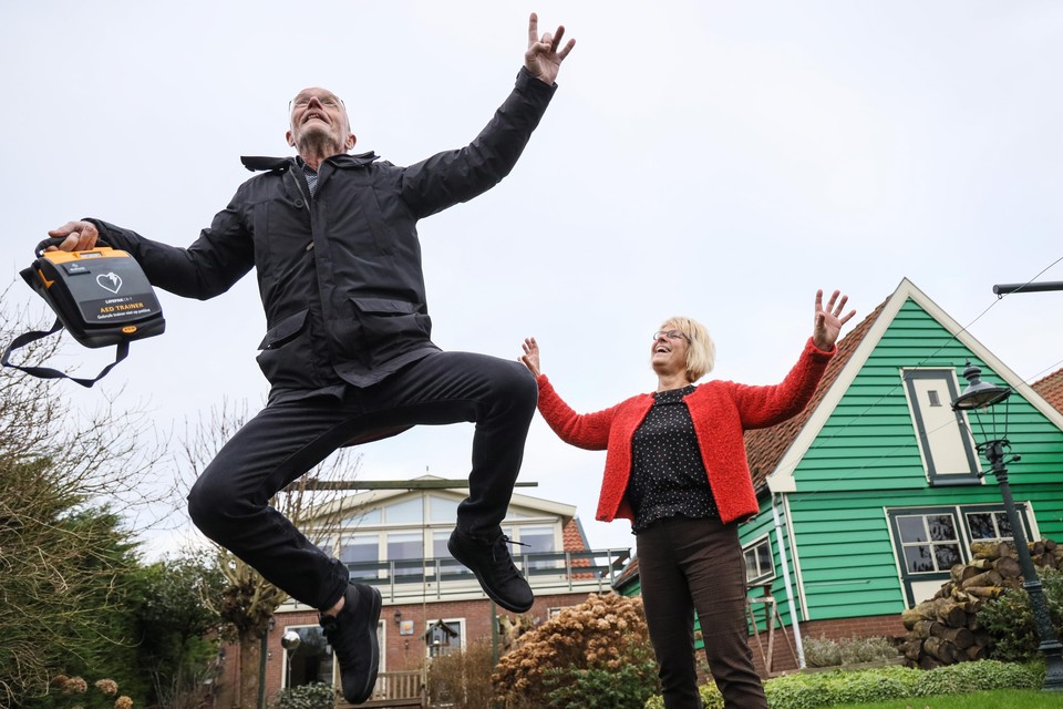 Dirk Rus uit Berkhout springt samen met zijn vrouw Trudy een gat in de lucht dat hij nog leeft.