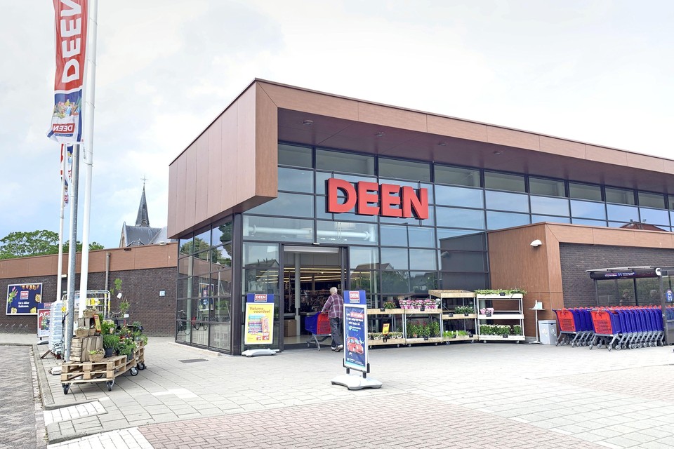 Klanten van Deen aan de Dorpsstraat in Tuitjenhorn zien het vertrek van hun supermarkt met lede ogen aan, maar als er dan toch een vervanger komt dan vinden de meesten Vomar wel ’okay’.