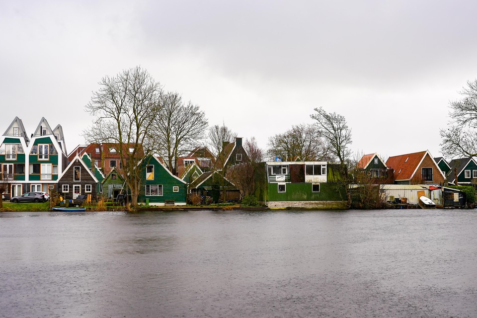 De woningen aan de Noorderhoofdstraat gezien vanuit het Agathepark. Het pand van Koman is ter herkennen aan het reclamelogo en de vlag.