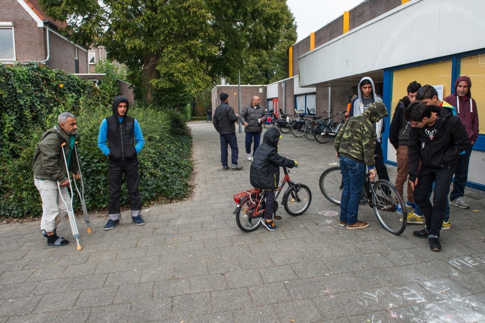 Vluchtelingen scheppen een luchtje voor de noodopvang in de Monnickendamse sporthal. Donderdag arriveren ze in Hoorn.