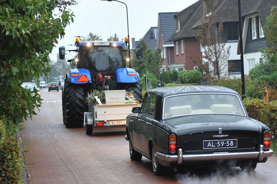 Tractor met kist op weg naar het crematorium.