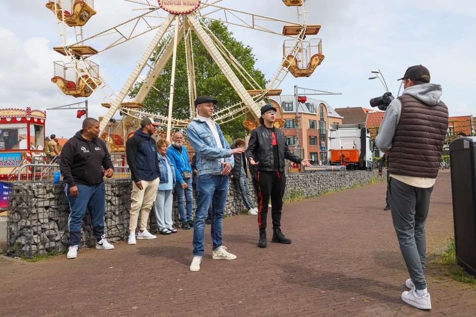 Rappers Silcas en Levi maken videoclip ’Stad achter de dijk’.