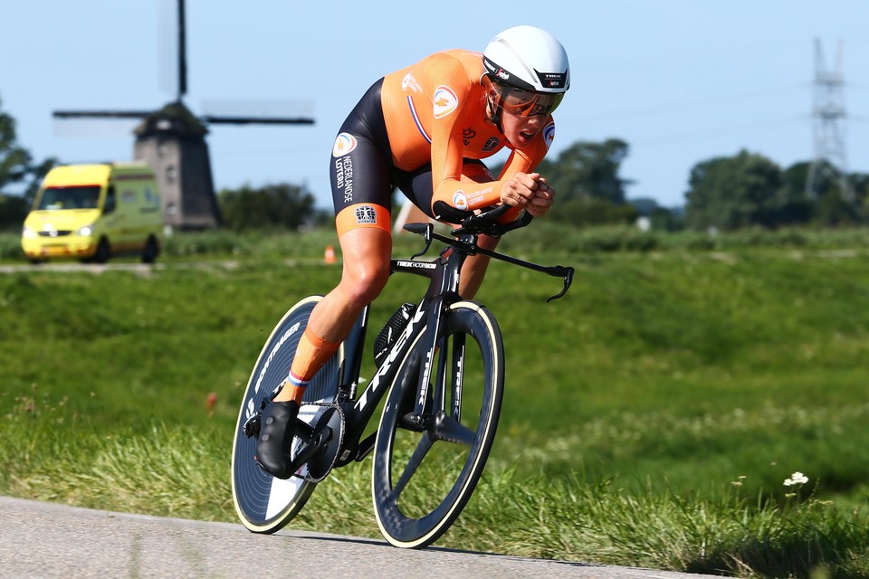 Ellen van Dijk in actie op de tijdrit tijdens de Europese kampioenschappen wielrennen.