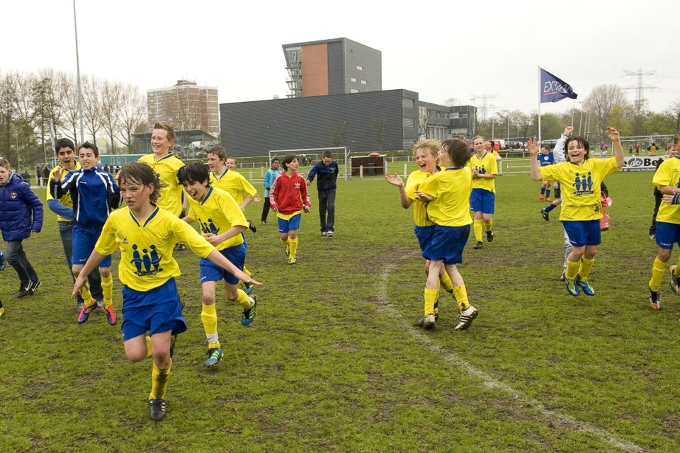 Kampioenenteams schoolvoetbal in de Zaan. Foto Jolanda Hoogendoorn