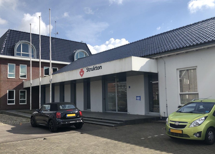 De voormalige kantoorruimte van wegenbouwer Ooms in Scharwoude is eveneens ingericht als opvang voor vluchtelingen.