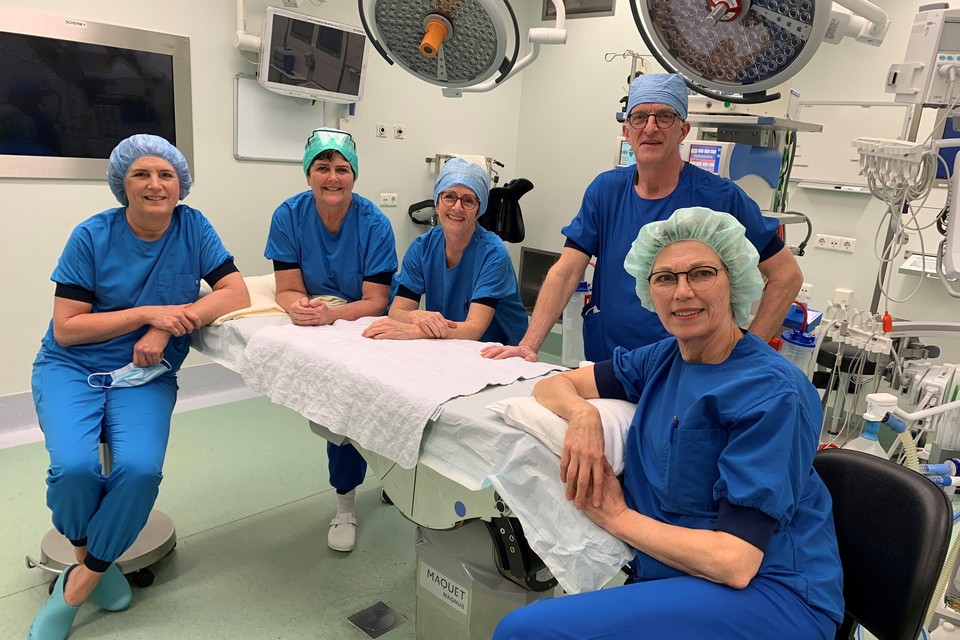 De vijf operatieassistenten die samen 200 jaar in het Dijklander Ziekenhuis werken zijn van links naar rechts: Michelle Bootsma-Broere, Margreet Duinmaijer-Snel, Mia Mathôt-Bakker, Koos Ligthart en Lucienne Langedijk-Besseling.