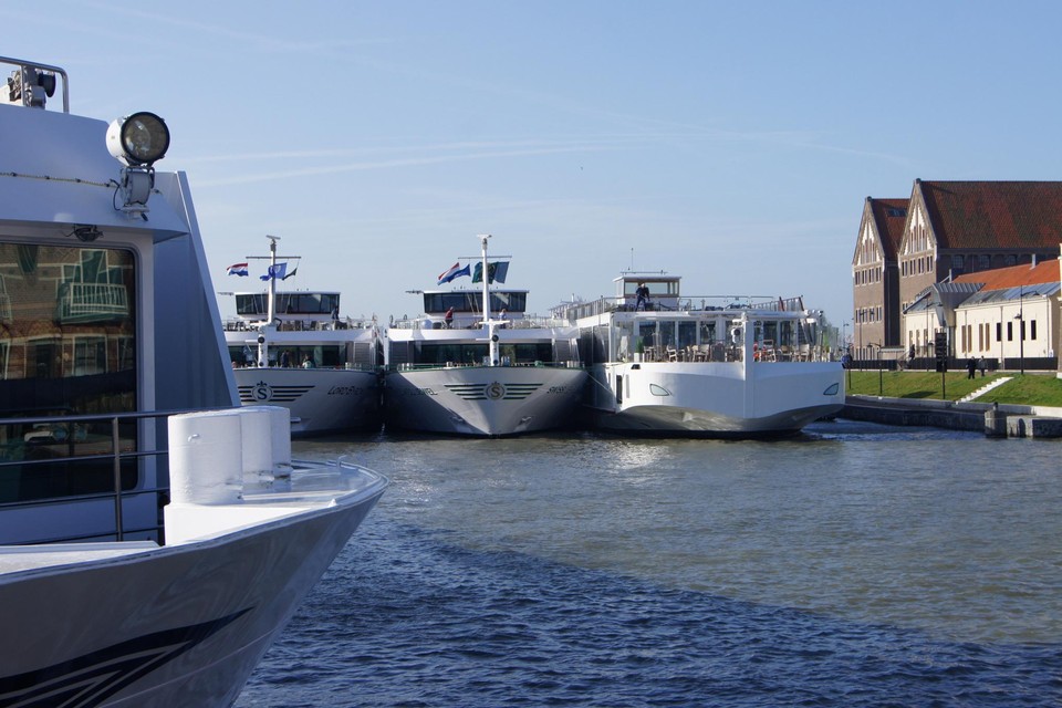 Cruiseschepen bij het Oostereiland in Hoorn.