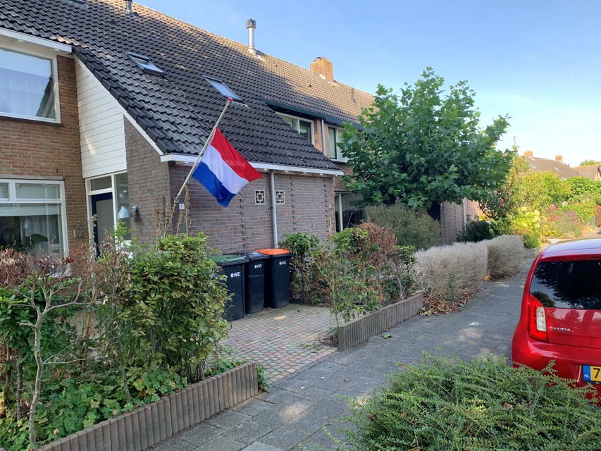 Aan de Overstort in Grootebroek hangen de vlaggen halfstok.
