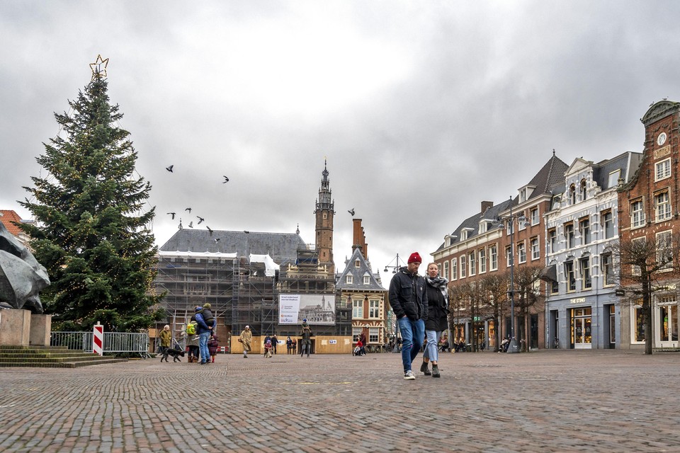 Een door de lockdown vrijwel uitgestorven Grote Markt in Haarlem.
