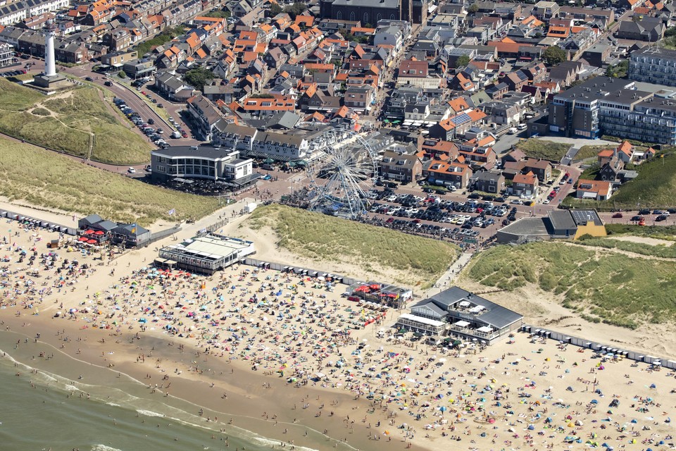 Vorige week vrijdag op het strand van Egmond: het was druk, maar op het strand kon er anderhalve meter afstand worden gehouden.