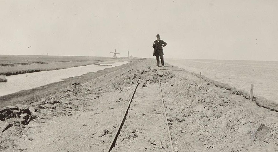 Opzichter Okko Bosker inspecteert de werken aan de zeedijk van de polder Waard-Nieuwland, 1917.