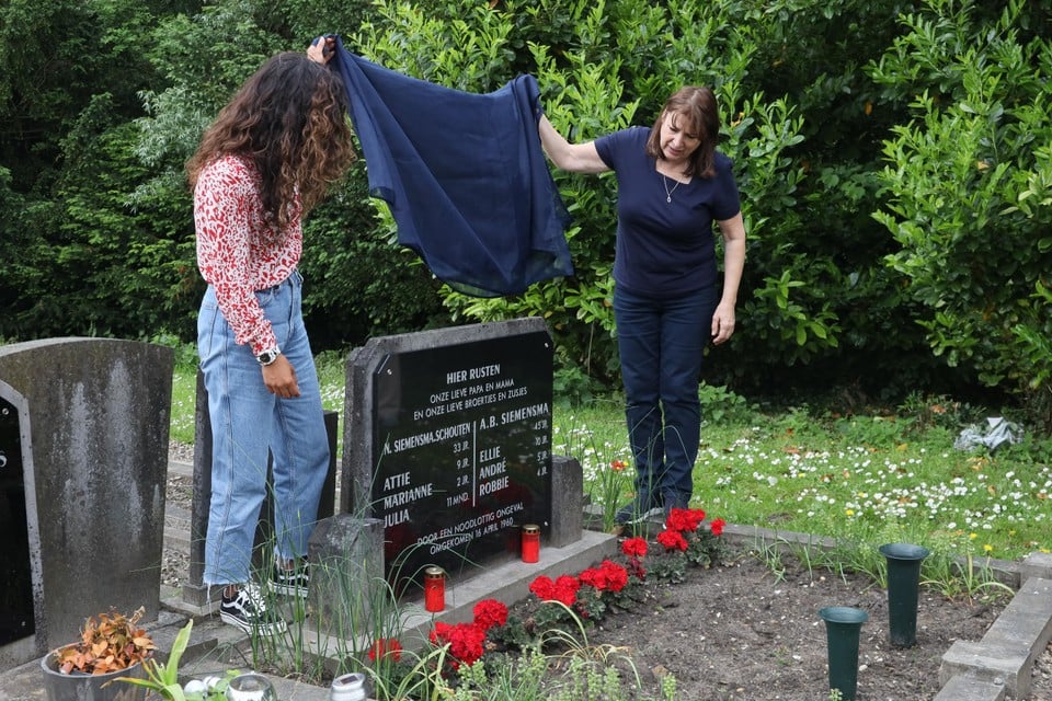 Aartje en haar dochter Randa onthullen de nieuwe grafplaat.
