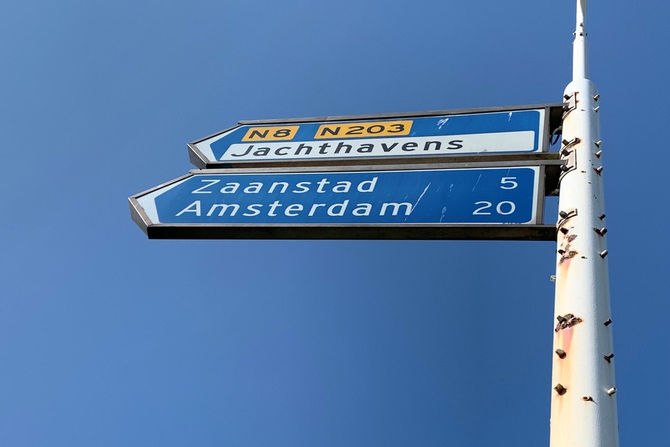 Het routebord wijst verkeer vanaf de A9, afslag 10 Uitgeest, op de Provincialeweg naar Amsterdam via Krommenie.