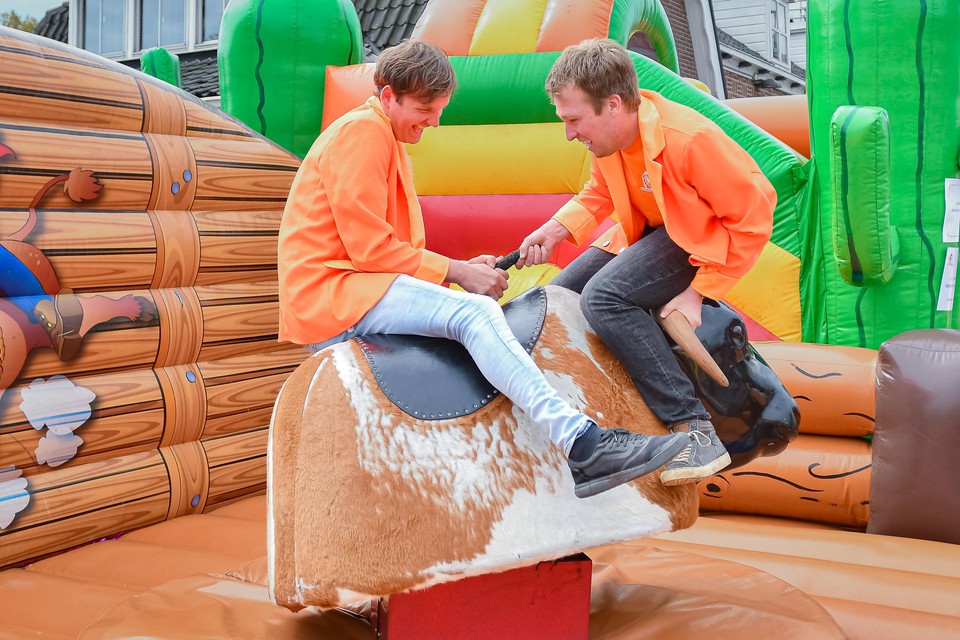 Jouke Wiltenburg (l) en Jeroen Laan van het Oranje comité Venhuizen testen de rodeostier.