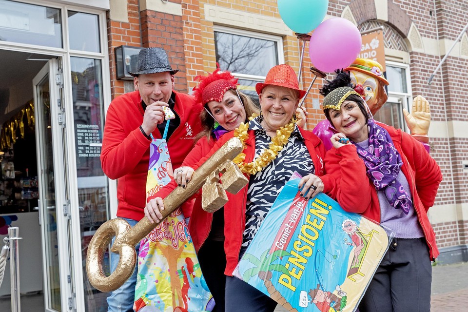 Jeroen Stins, Sandra van Zutphen (nieuwe eigenaren) met Gonny Mantje en Louisa Bierman bij de feestelijke overdracht van ’t Feestwinkeltje in de Beverwijkse Breestraat.