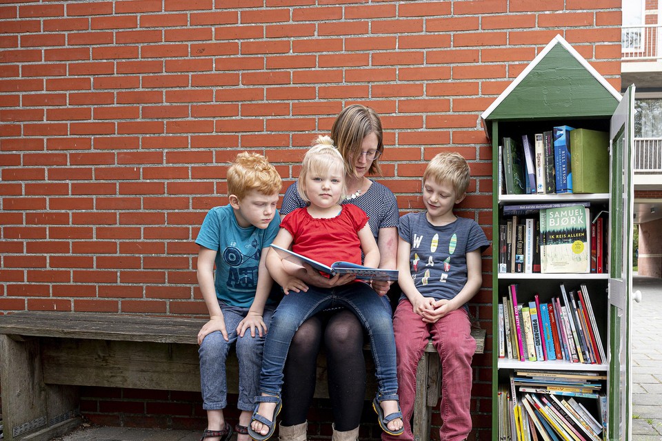 Hanneke Veurink leest de kinderen voor uit de eigen mini-bieb’.