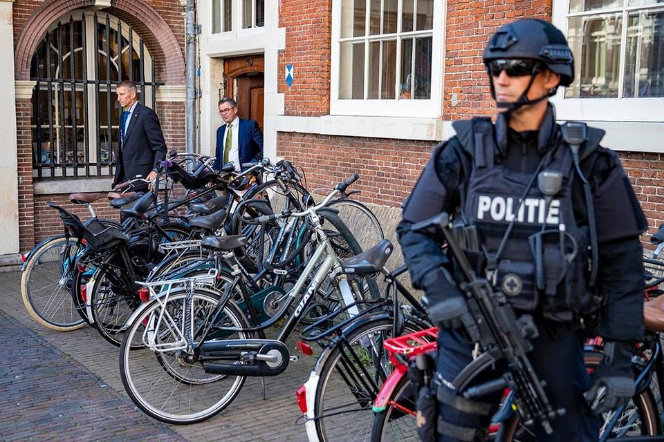 Burgemeester Jos Wienen van Haarlem vertrekt woensdagmiddag uit het stadhuis van Haarlem met zware beveiliging.